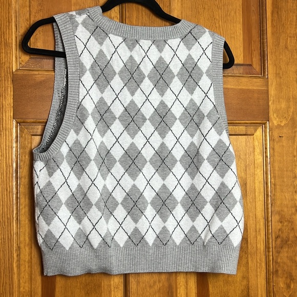 Women's Garage Size XL Gray and White Argyle Crop Sweater Vest - Picture 6 of 6